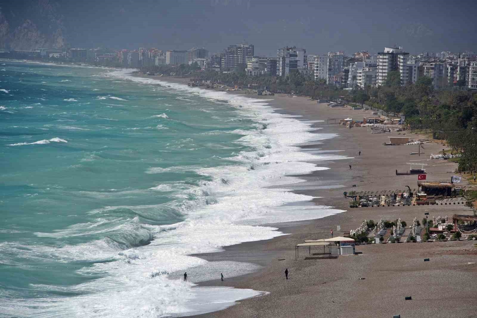 Sarı kodla uyarılan Antalya'da şiddetli rüzgar etkili oluyor