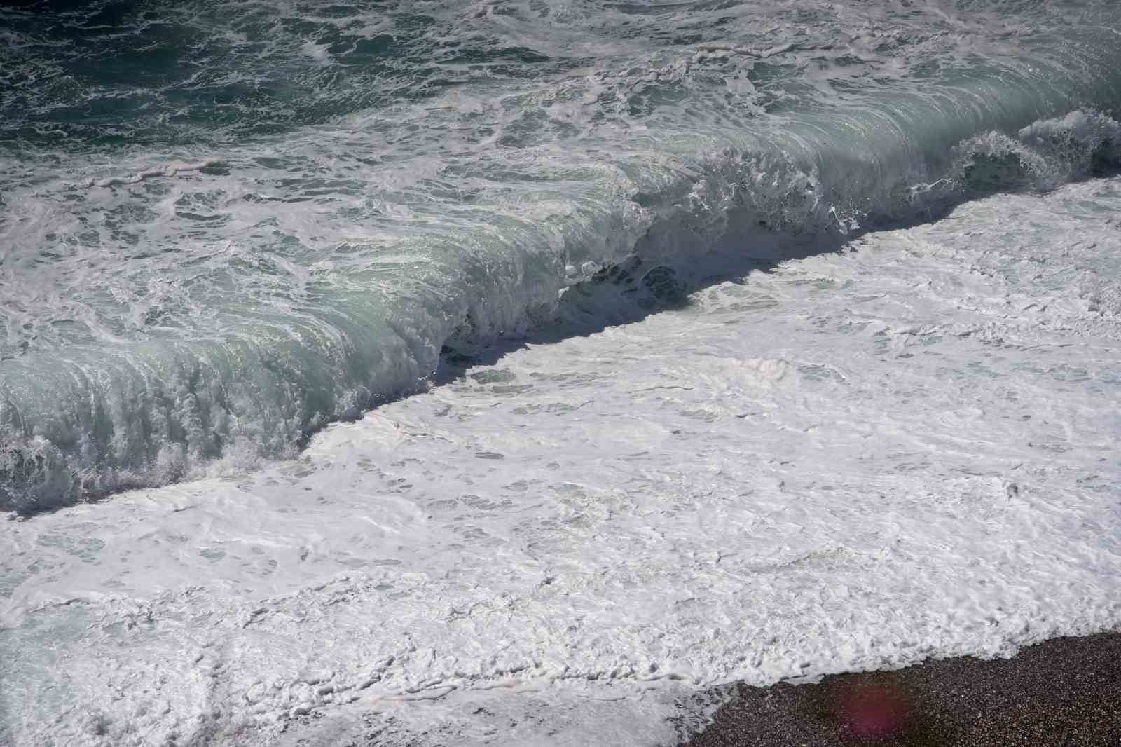 Sarı kodla uyarılan Antalya'da şiddetli rüzgar etkili oluyor