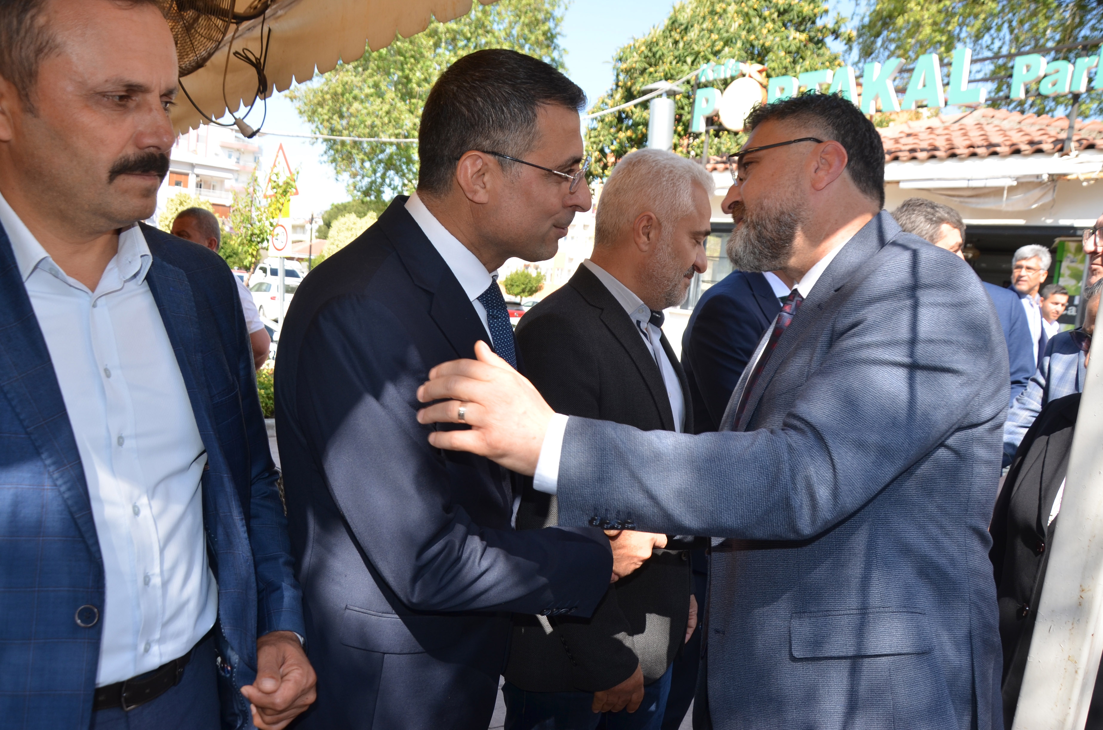 Serik'te protokol vatandaşla bayramlaştı