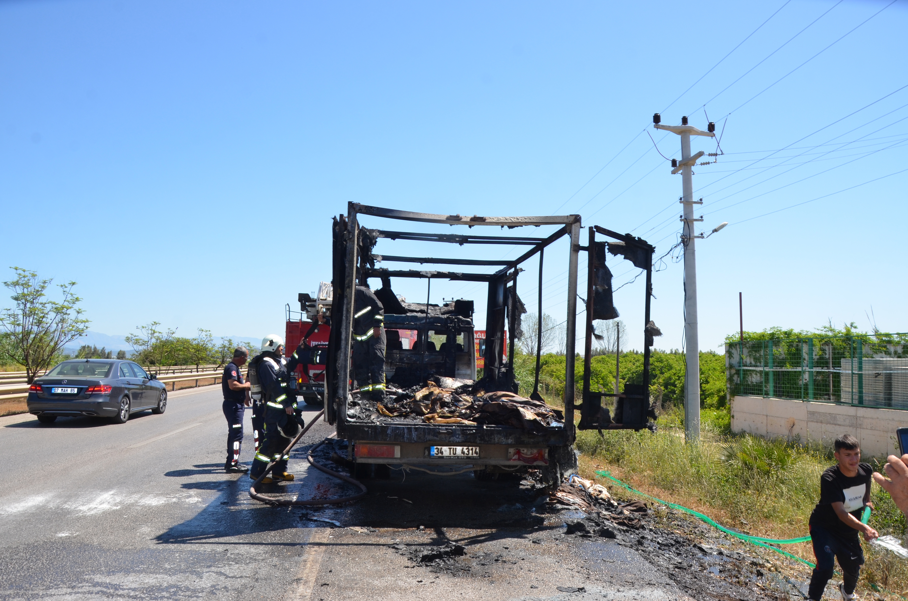 Seyir halindeki kamyonet yandı
