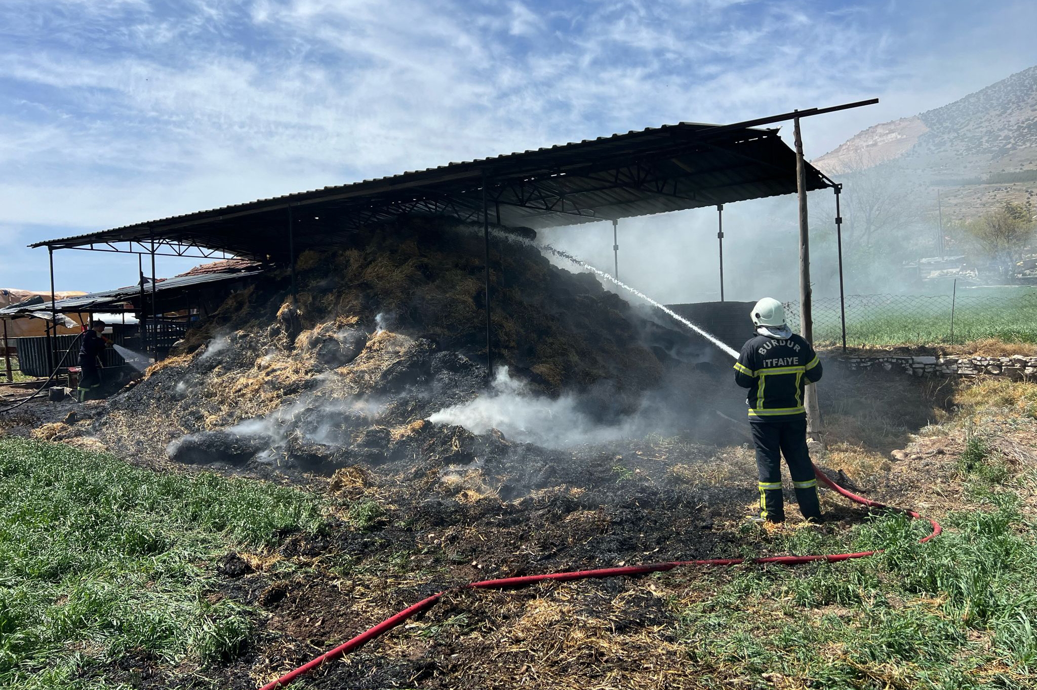 Tarım makinesini kurtarmak isterken yanarak yaralandı