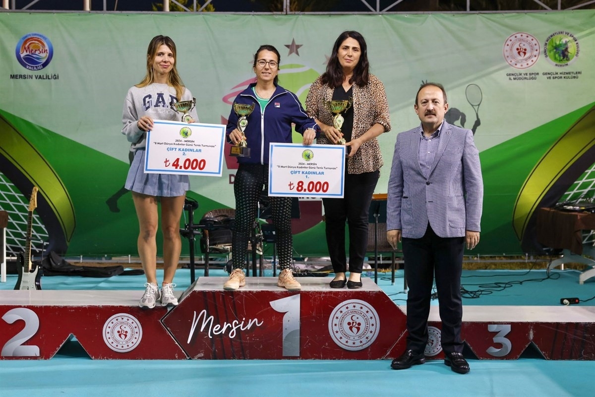 Tenis Turnuvası'nda dereceye girenlere ödülleri verildi