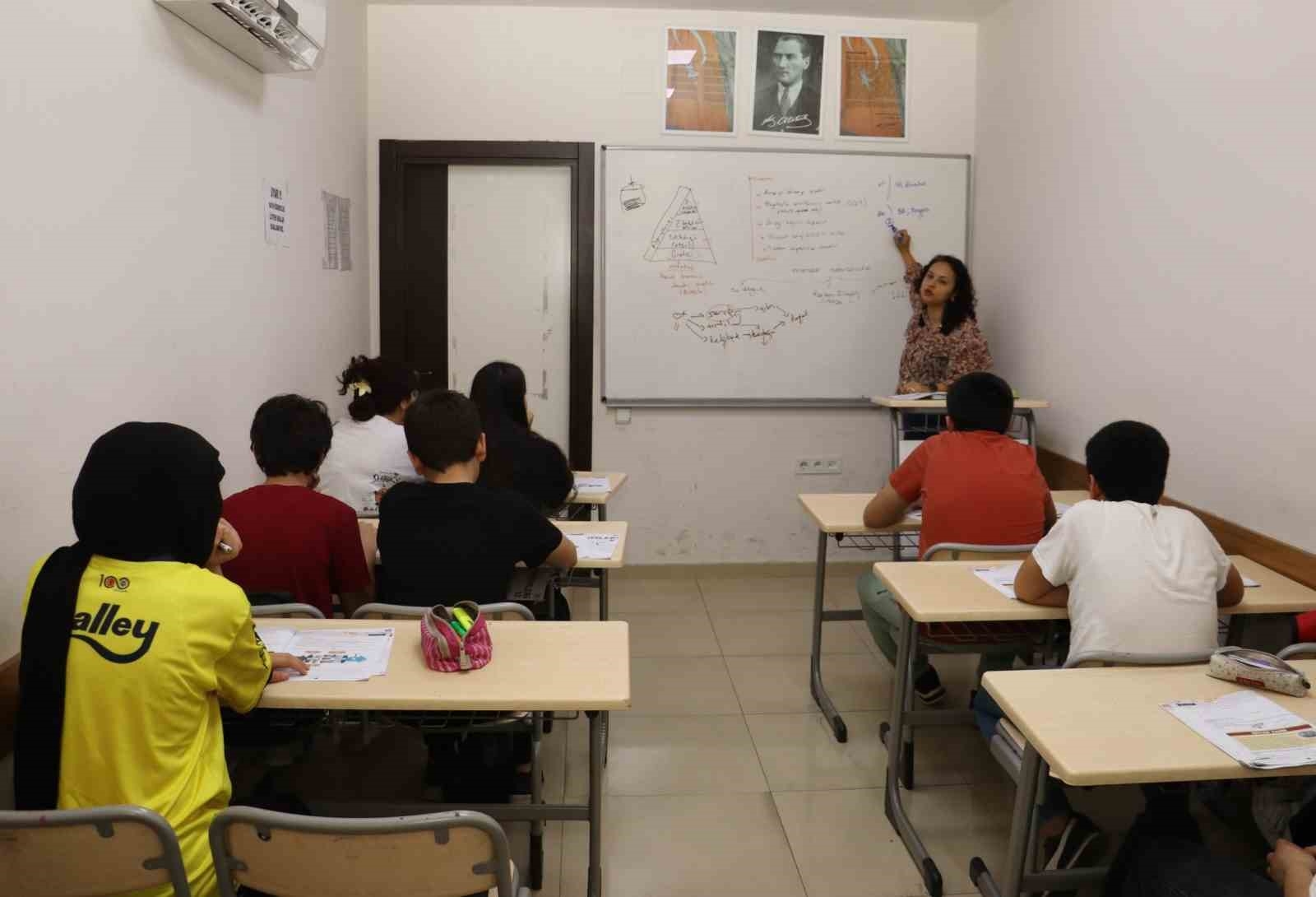 Toroslar'da sınava hazırlanan öğrencilere etüt desteği