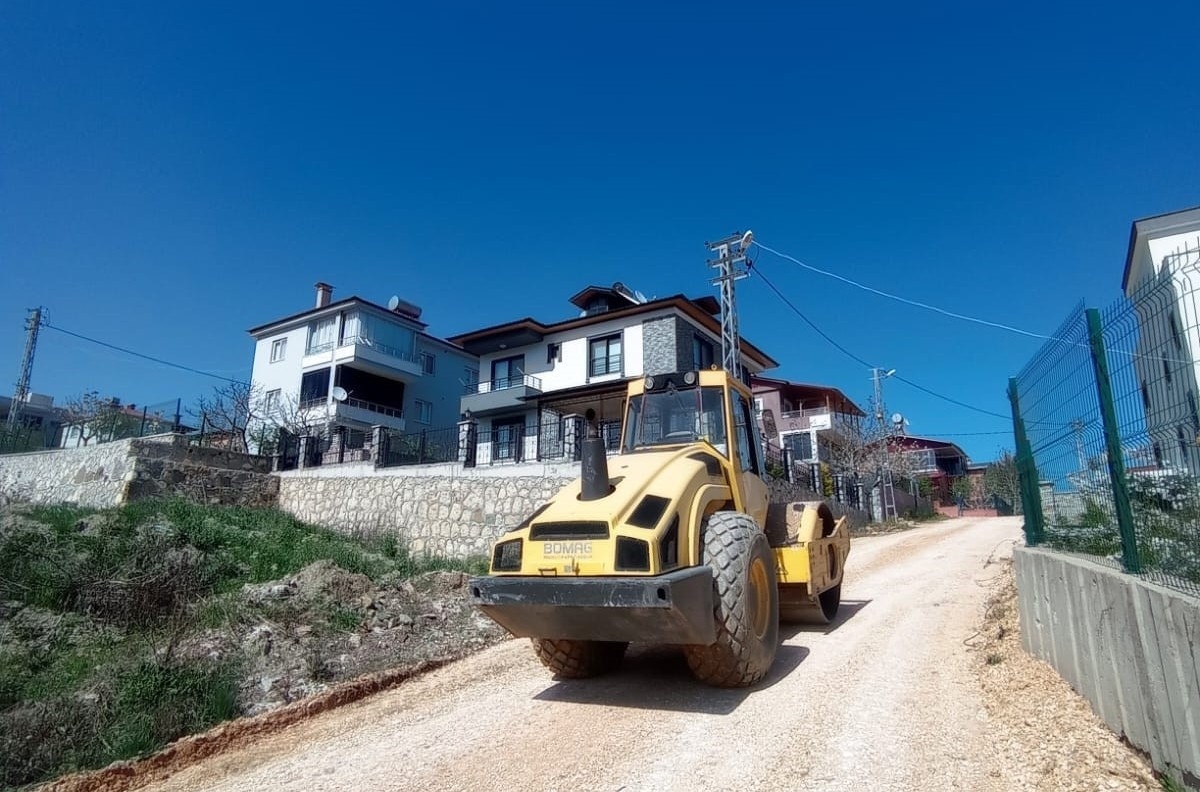 Toroslar'da yollar bakımdan geçiriliyor