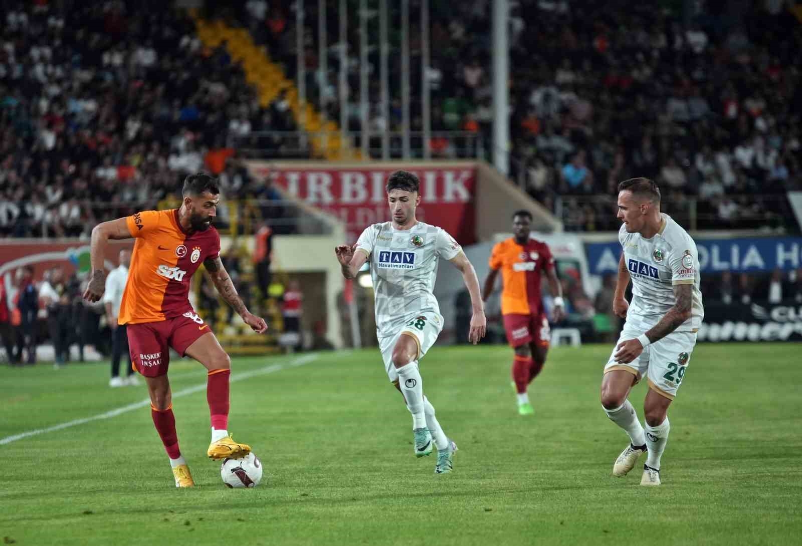 Trendyol Süper Lig: Alanyaspor: 0 - Galatasaray: 0 (İLK YARI)