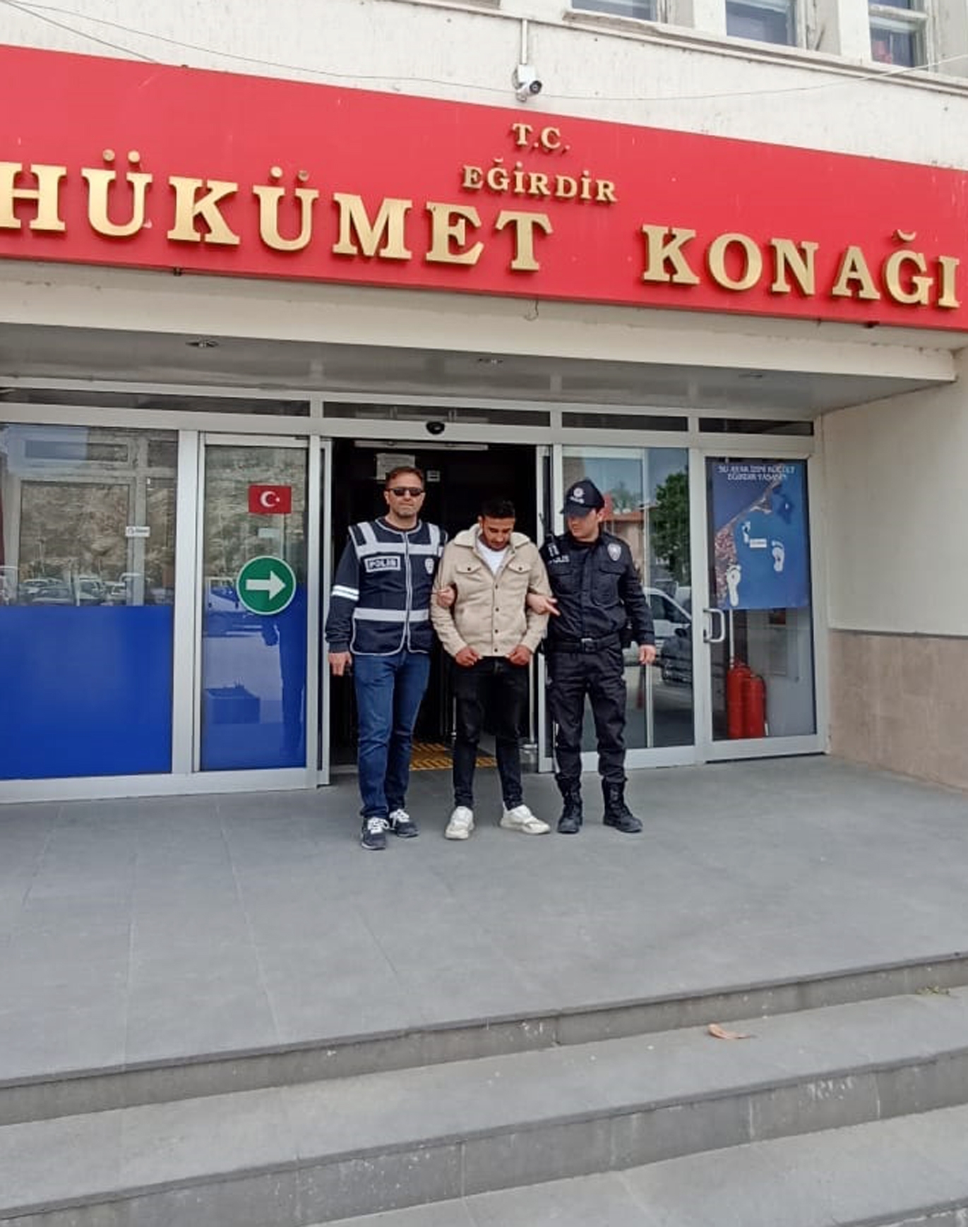 Türbedeki yardım kasası hırsızlığına 1 tutuklama