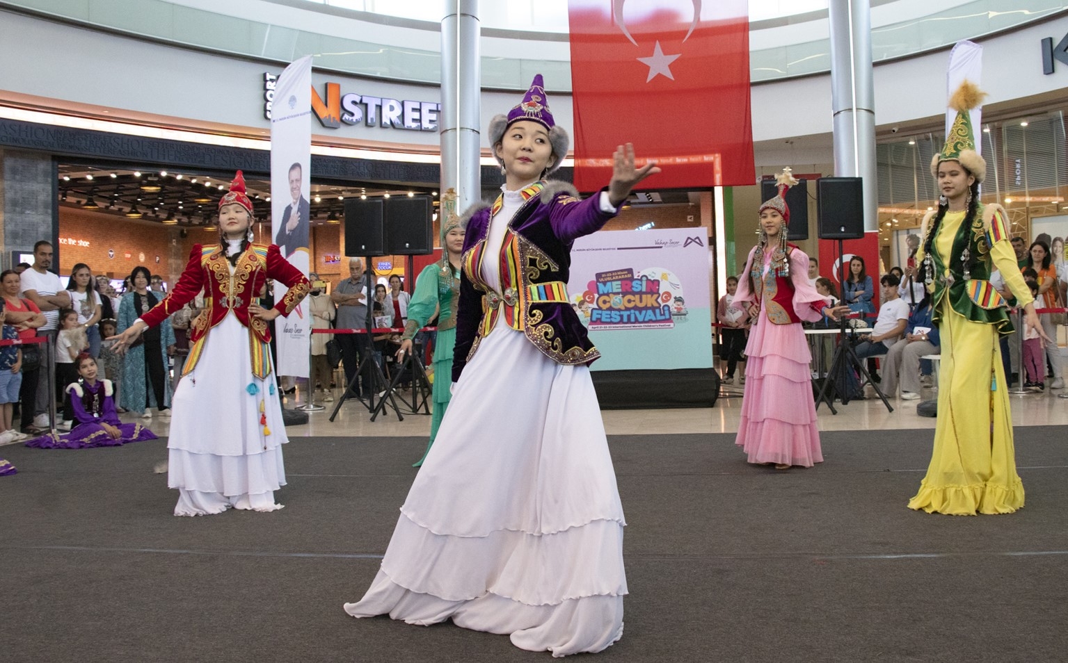 Uluslararası Çocuk Festivali sürüyor