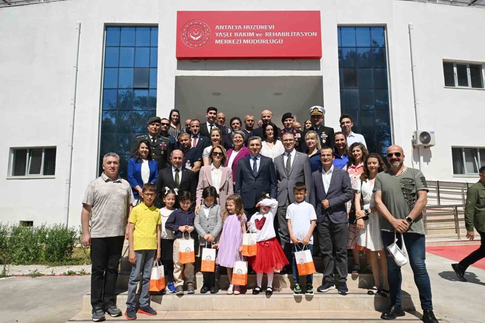 Vali Şahin şehit ailelerini ve yaşlıları yalnız bırakmadı