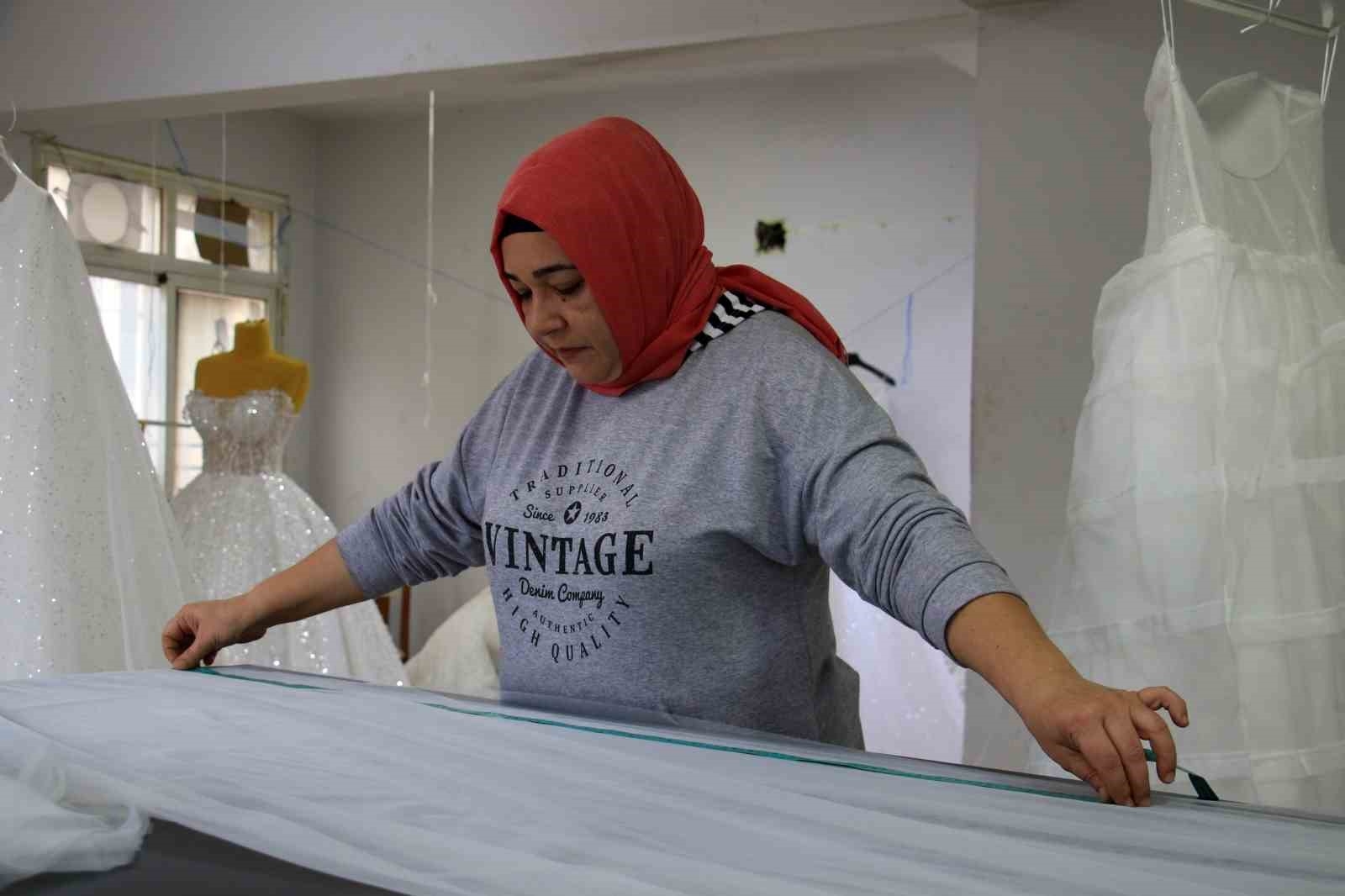 Yeni sezonda gelinlik fiyatları 15 bin TL'den başlıyor