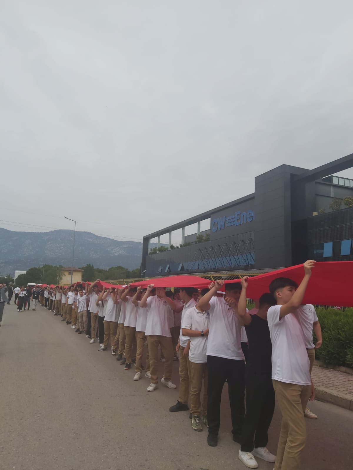 Antalya OSB’de 300 metrelik bayrakla kortej