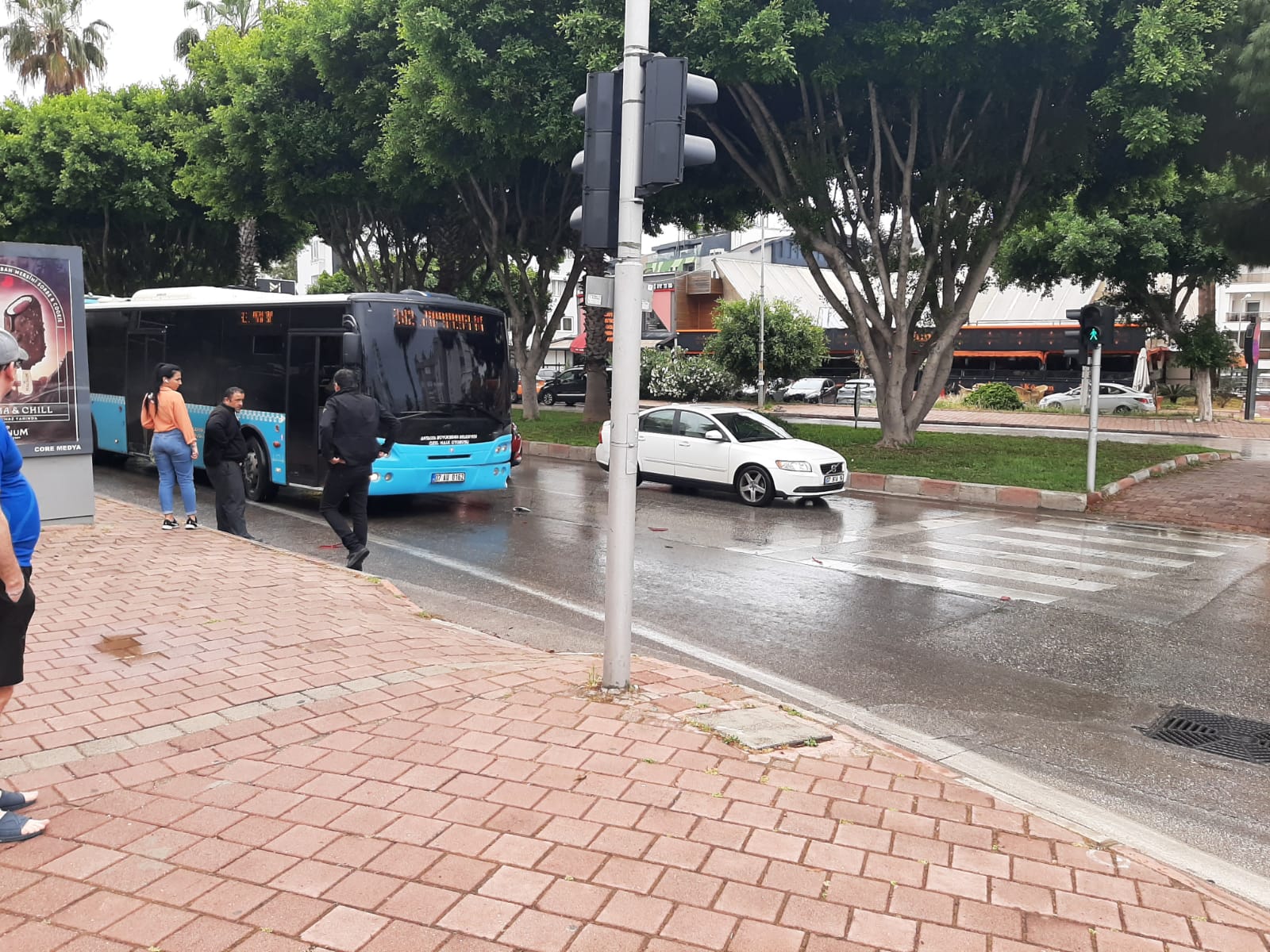 Halk otobüsü lüks araca arkadan çarptı