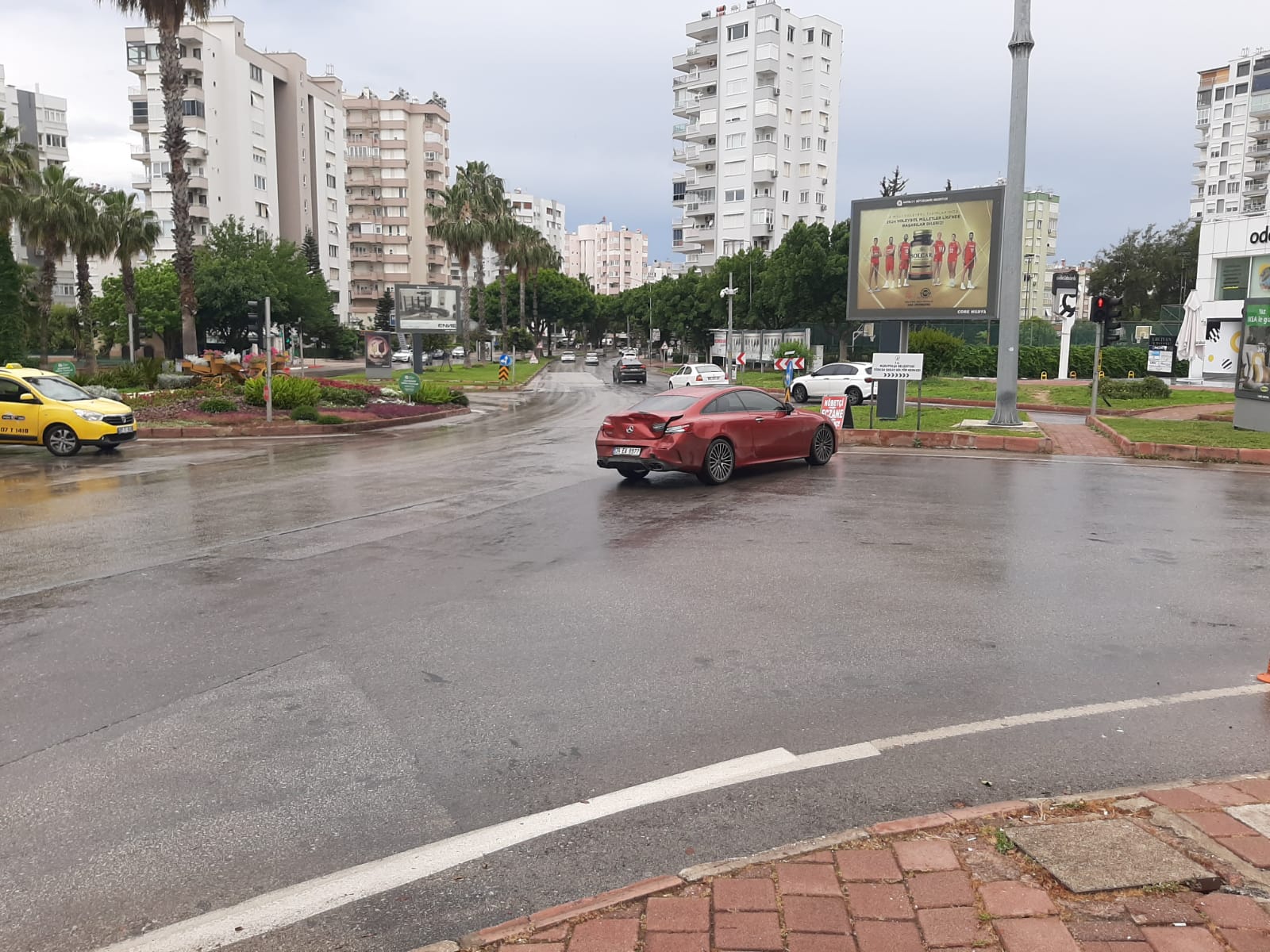 Halk otobüsü lüks araca arkadan çarptı
