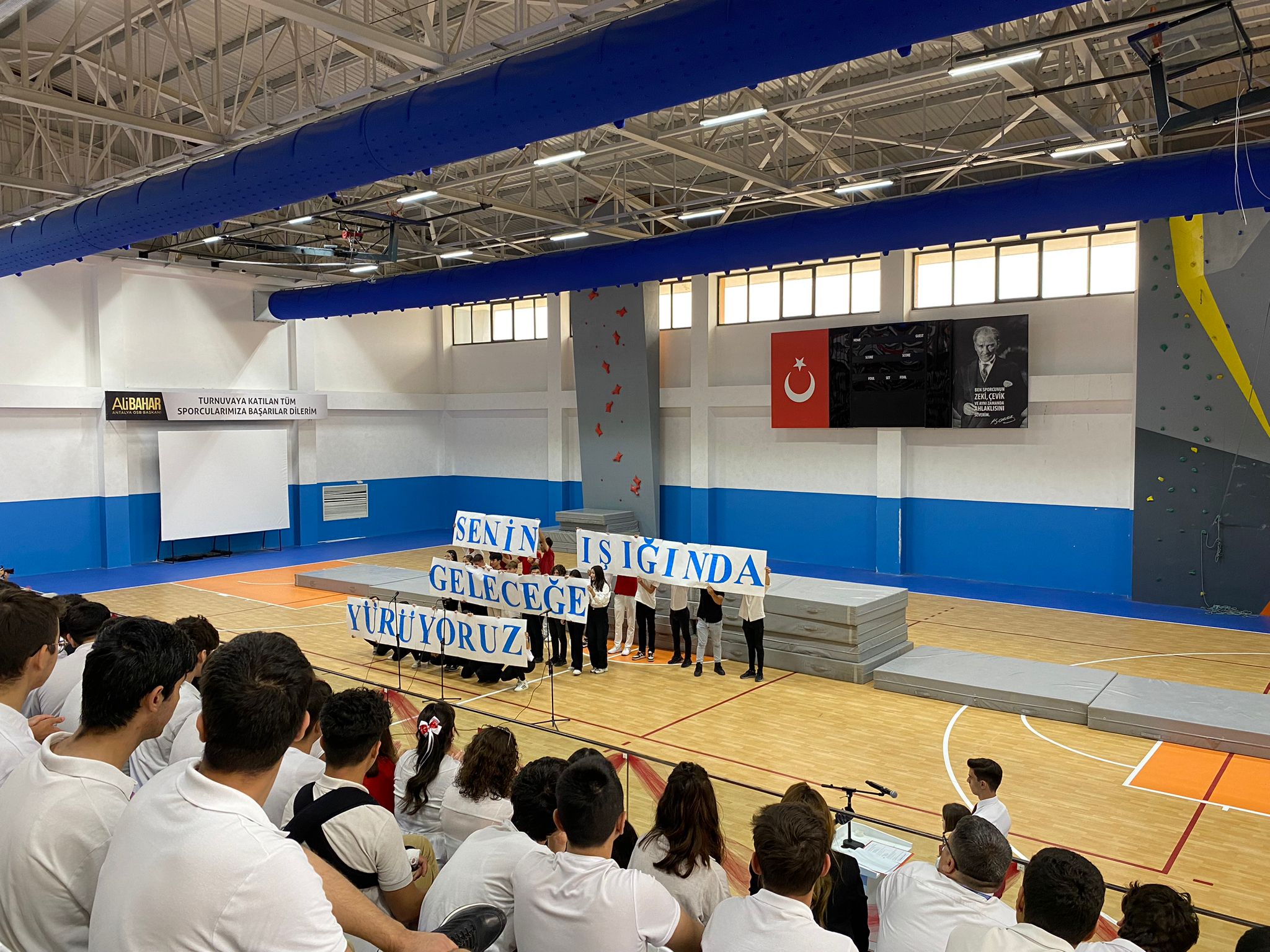 Antalya OSB’de 300 metrelik bayrakla kortej