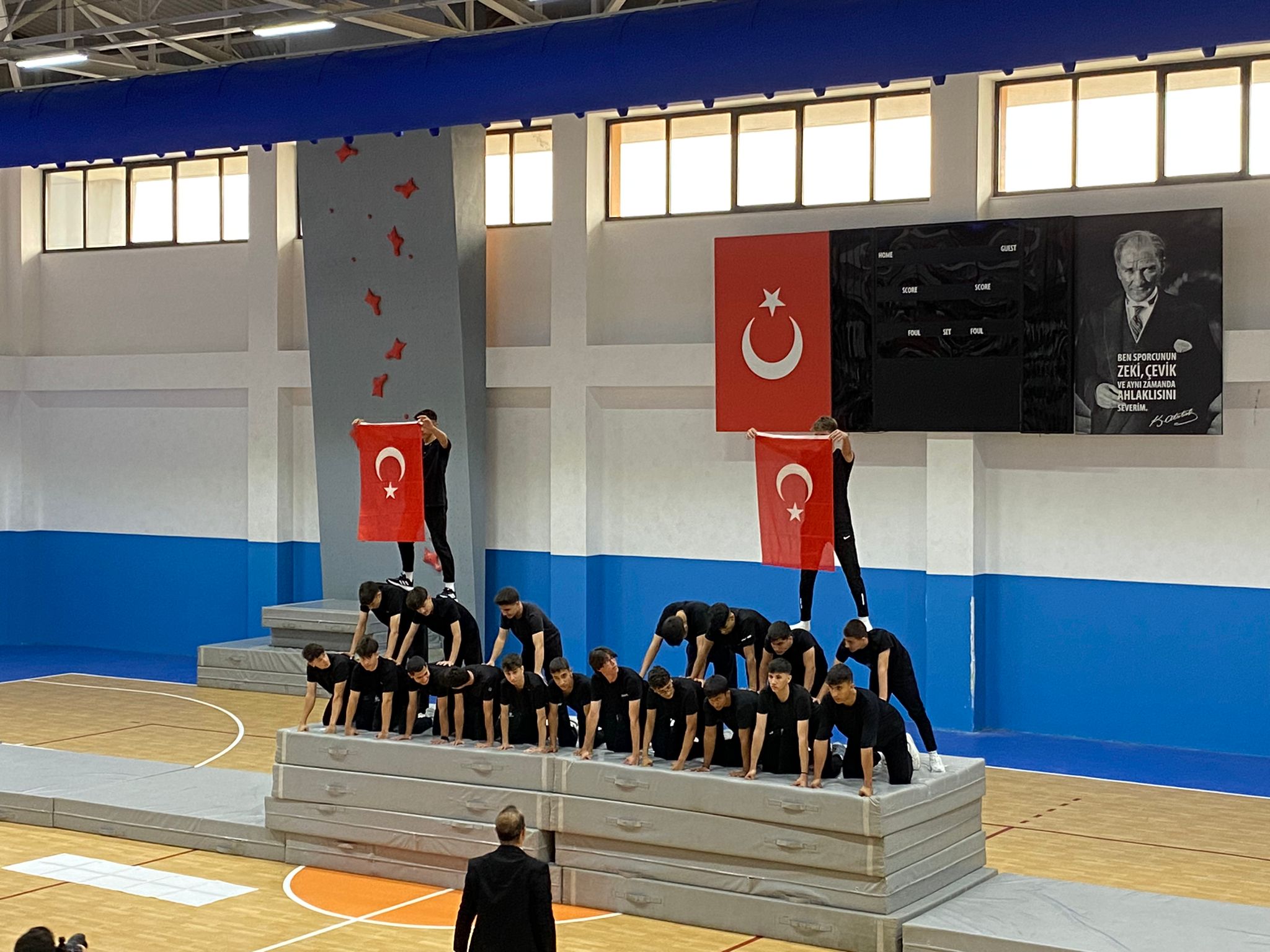Antalya OSB’de 300 metrelik bayrakla kortej
