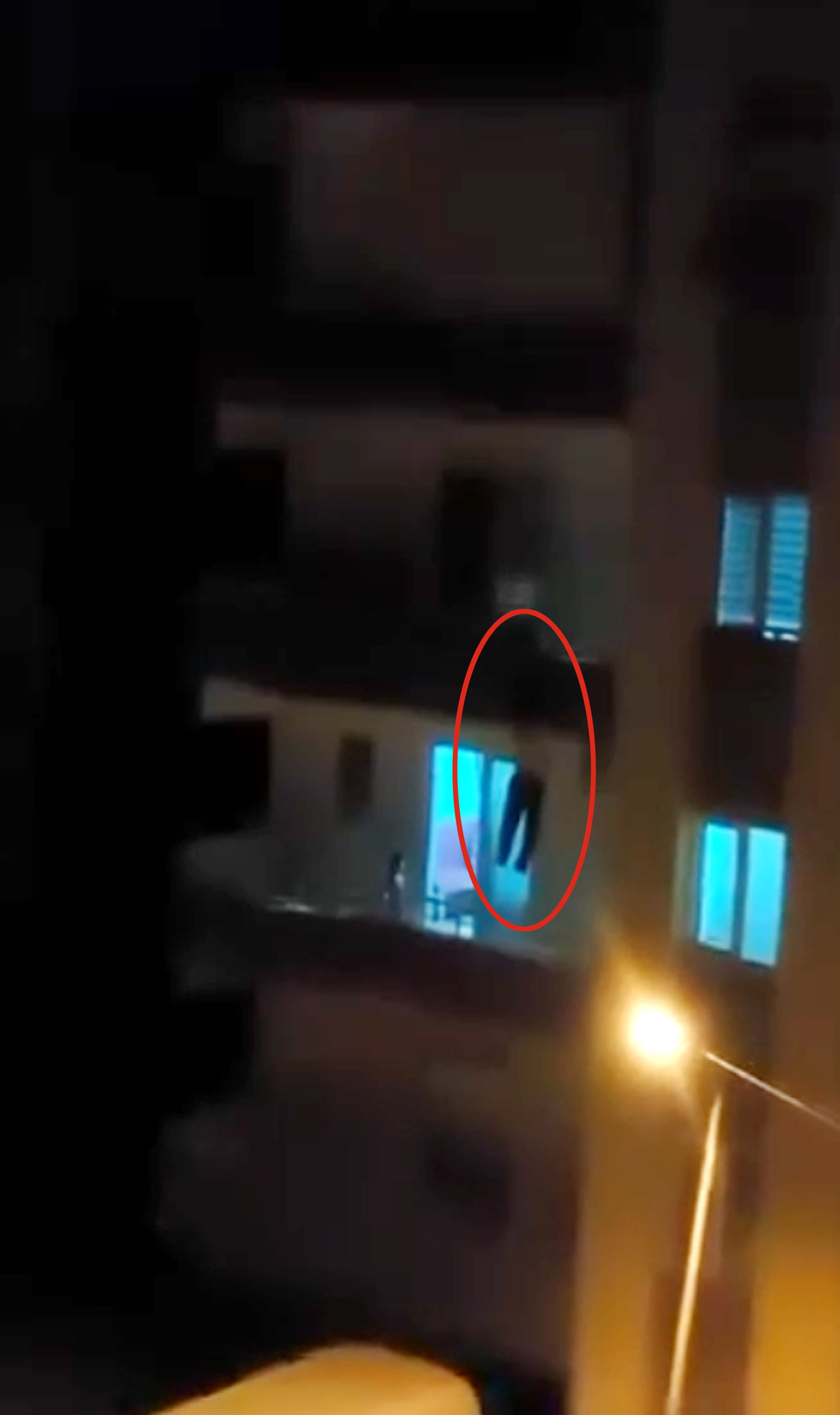 3'üncü kat balkonundan inmeye çalışırken minibüsün üzerine düşüp yaralandı