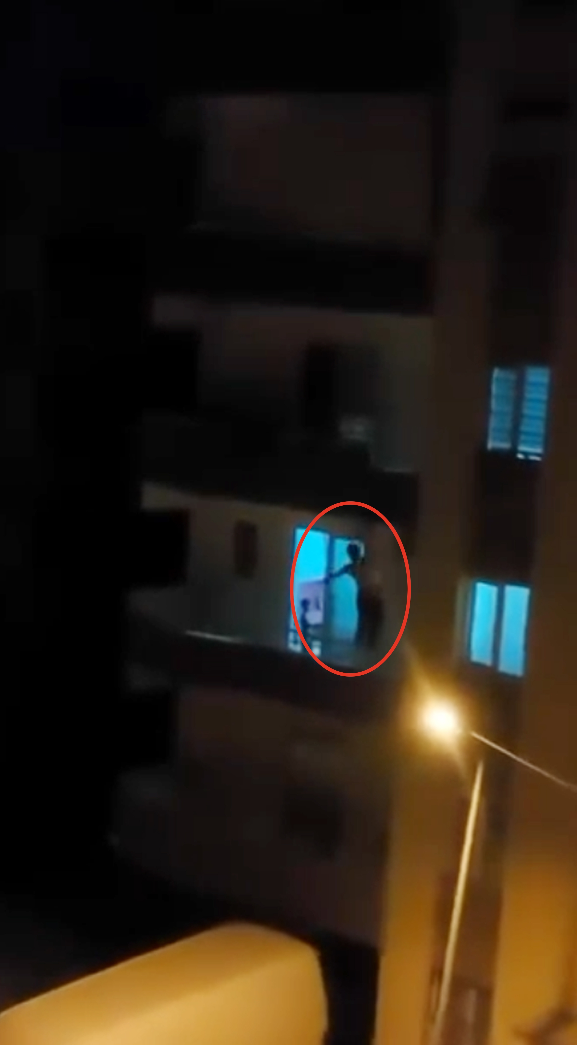 3'üncü kat balkonundan inmeye çalışırken minibüsün üzerine düşüp yaralandı