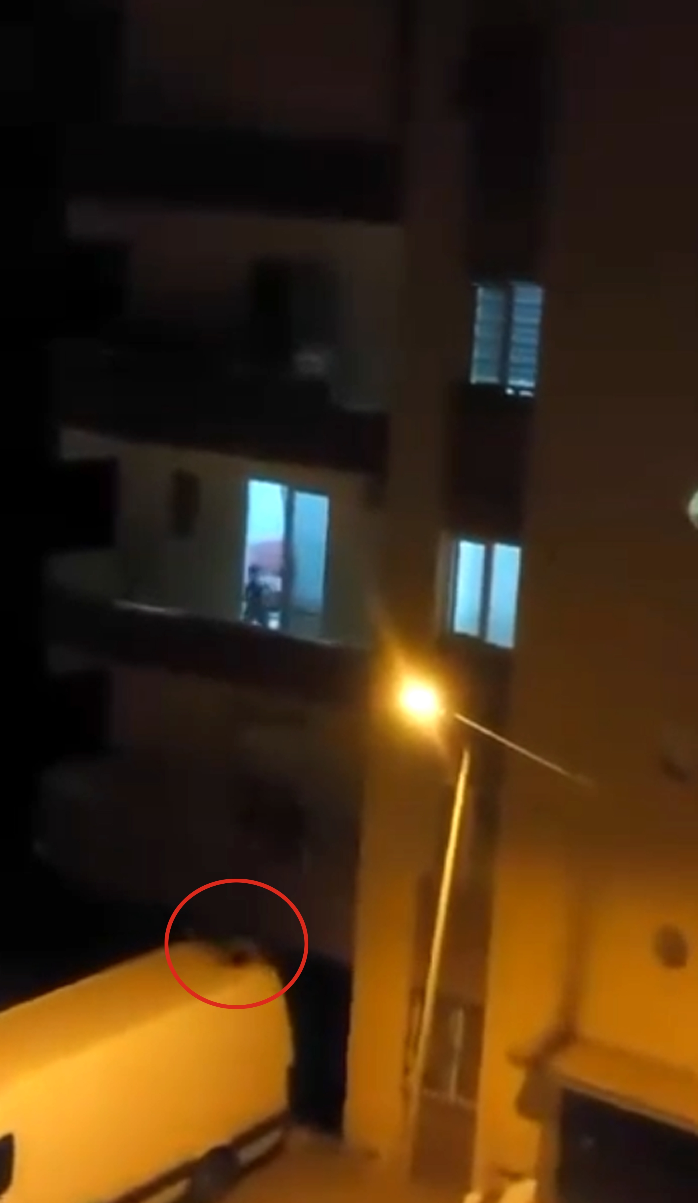3'üncü kat balkonundan inmeye çalışırken minibüsün üzerine düşüp yaralandı