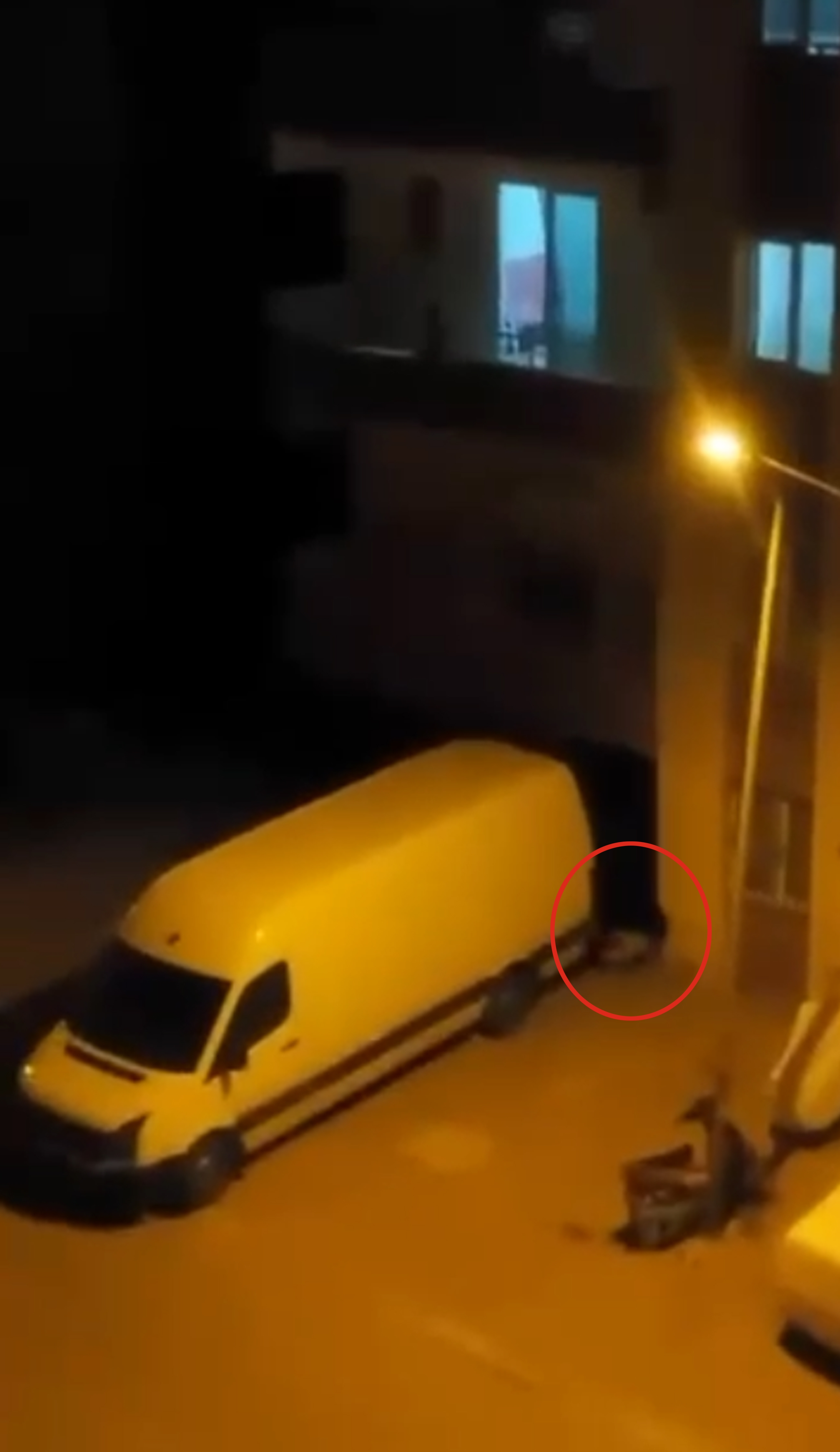 3'üncü kat balkonundan inmeye çalışırken minibüsün üzerine düşüp yaralandı