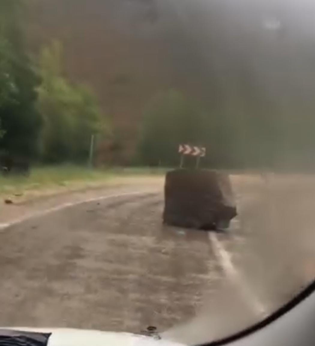 4 öğretmenin vefat ettiği yola yine kaya düştü