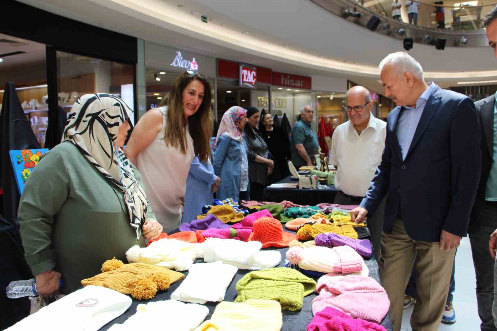60 yaşından sonra fırçayı eline alan vatandaşlar ortaya sanat eserleri çıkardı