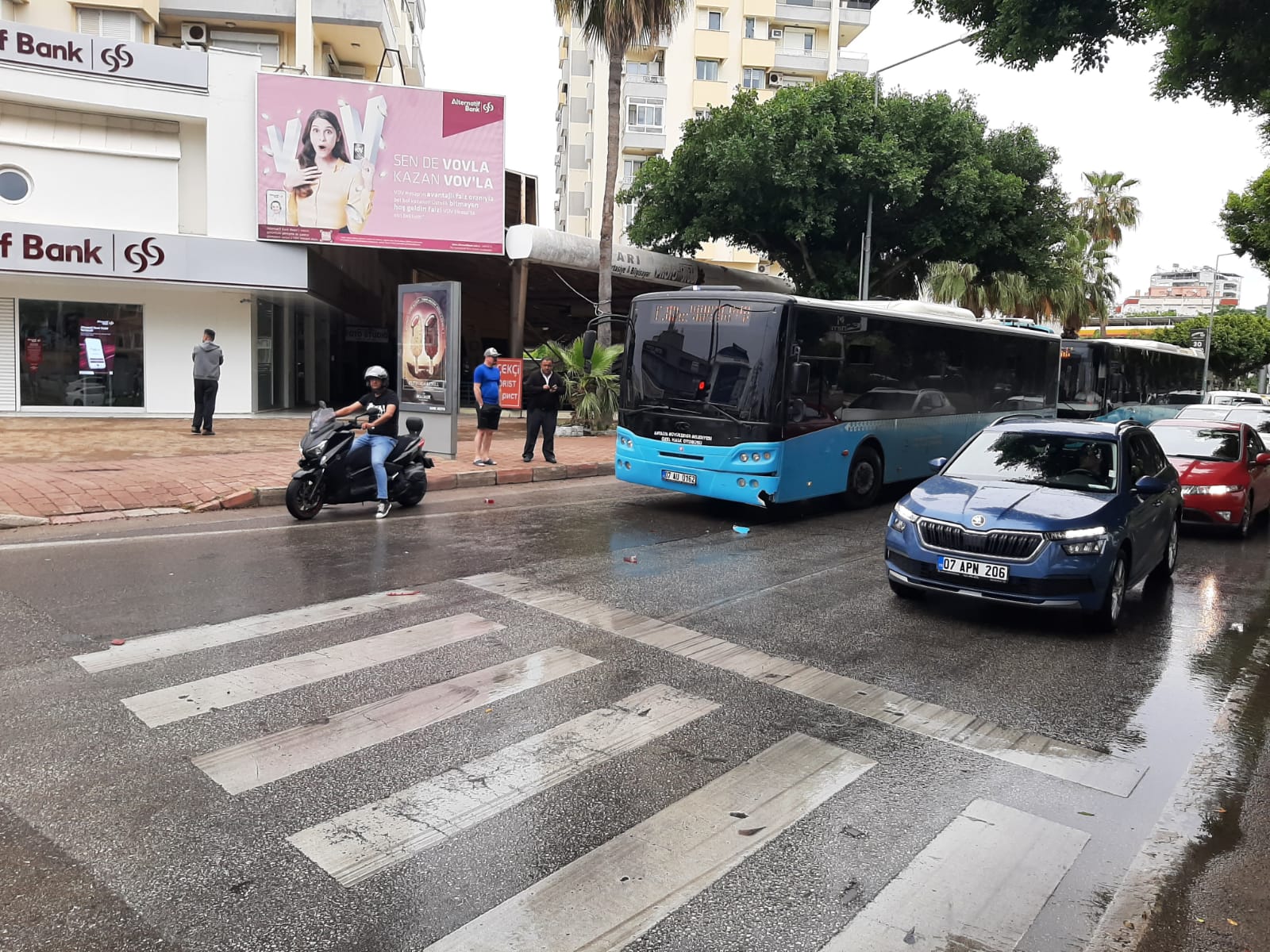 Halk otobüsü lüks araca arkadan çarptı