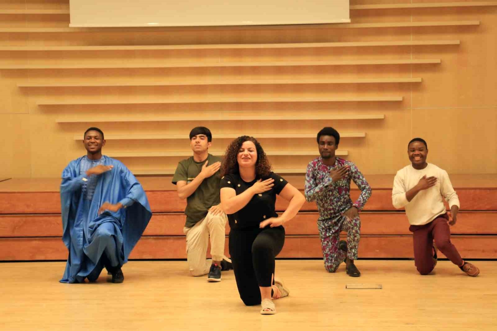 Afrikalı öğrenciler Filistin halkına destek için 'dapke' dansı yaptı