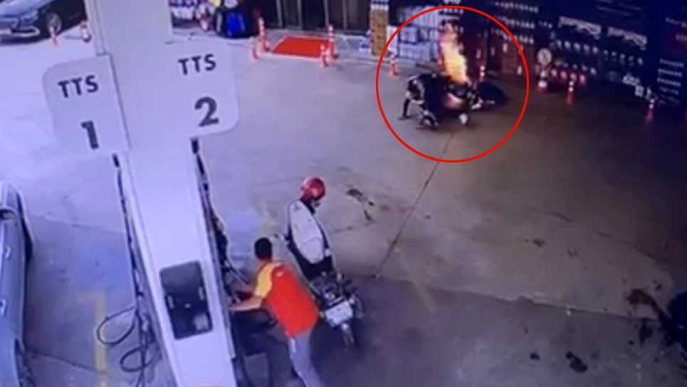 Akaryakıt istasyonunda alev alan motosiklet paniğe neden oldu