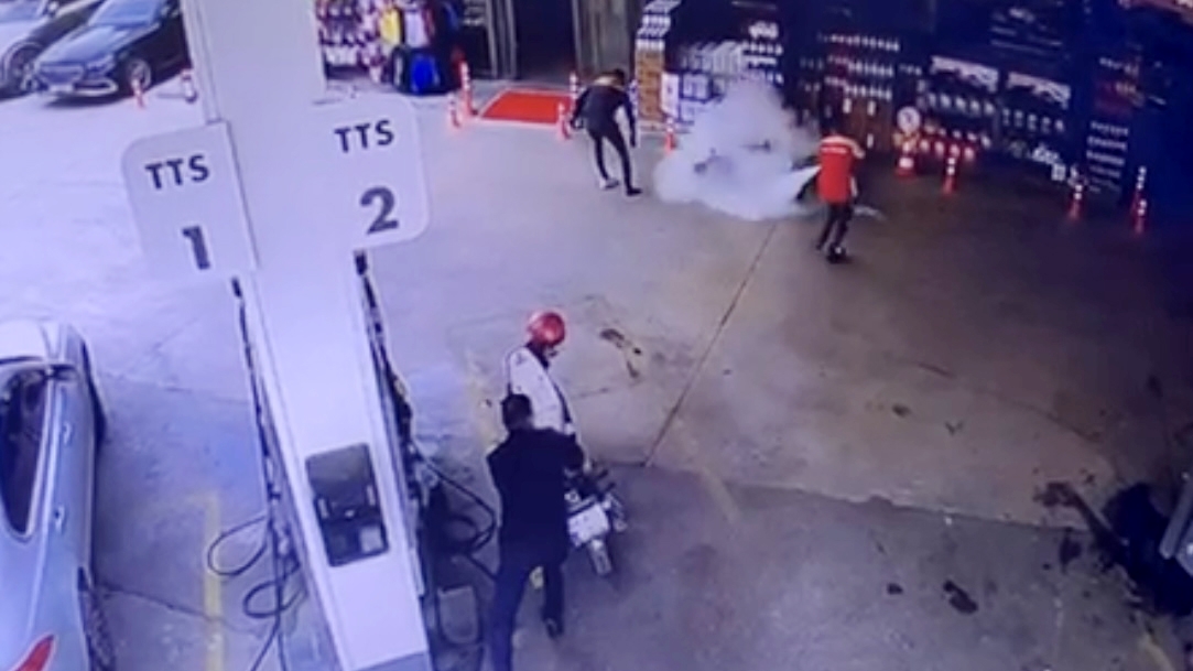 Akaryakıt istasyonunda alev alan motosiklet paniğe neden oldu