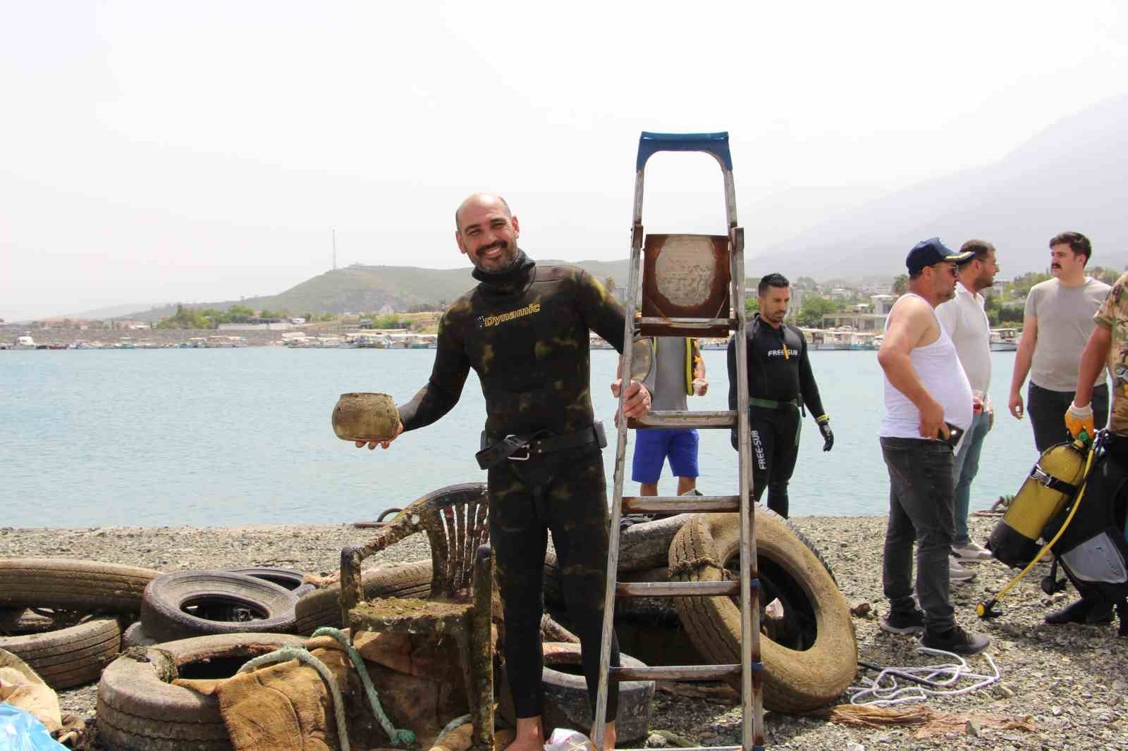 Akdeniz'den balık yerine sandalye, lastik ve merdiven çıktı