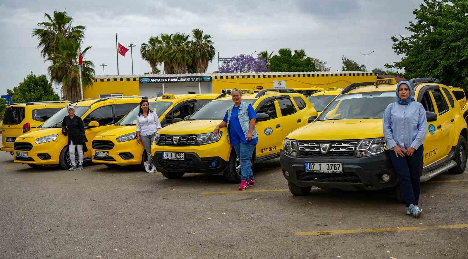 Antalya Havalimanı taksi durağının anne şoförleri