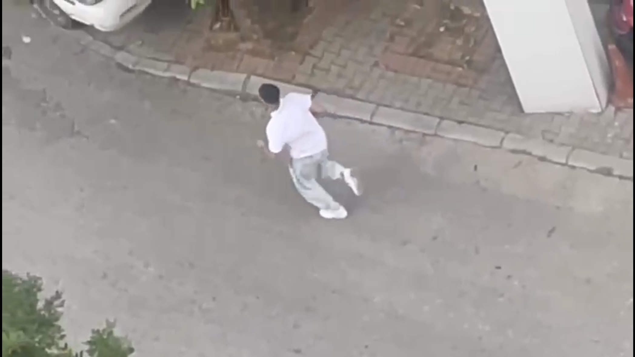 Antalya'da 2 kişiyi tabancayla yaralayan şüpheli, yakalanıp, tutuklandı