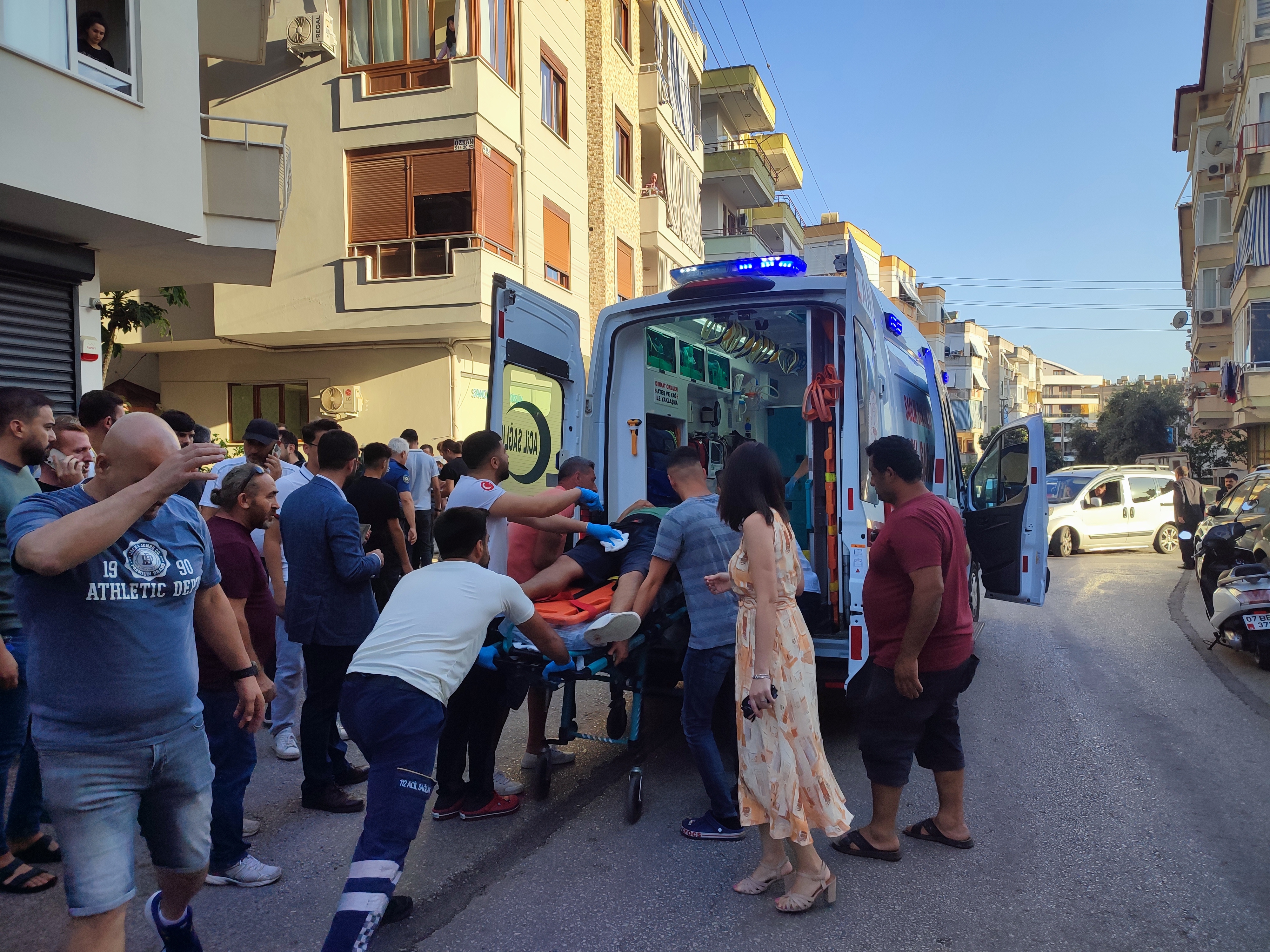 Antalya'da 2 kişiyi tabancayla yaralayan şüpheli, yakalanıp, tutuklandı