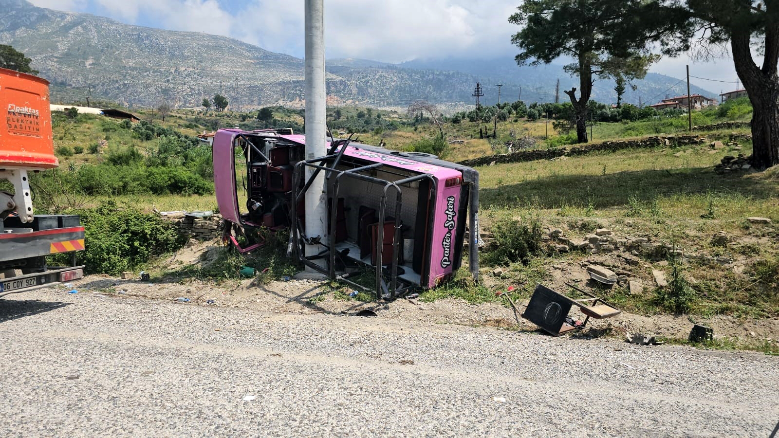 Antalya'da safari araçları çarpıştı: 13'ü turist 16 yaralı; kaza öncesi su savaşı yapıyorlarmış