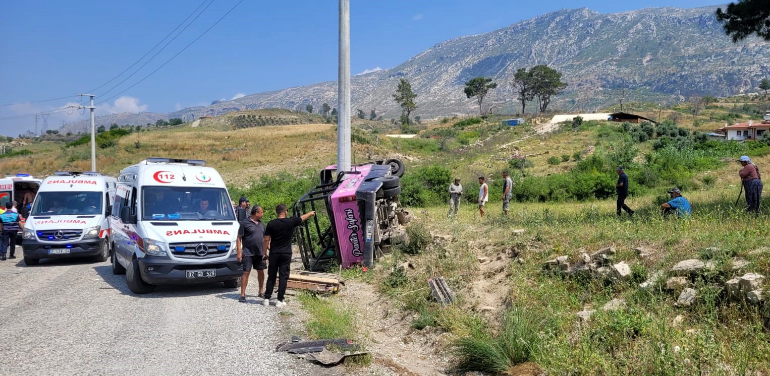 Antalya'da safari araçları çarpıştı: 13'ü turist 16 yaralı; kaza öncesi su savaşı yapıyorlarmış