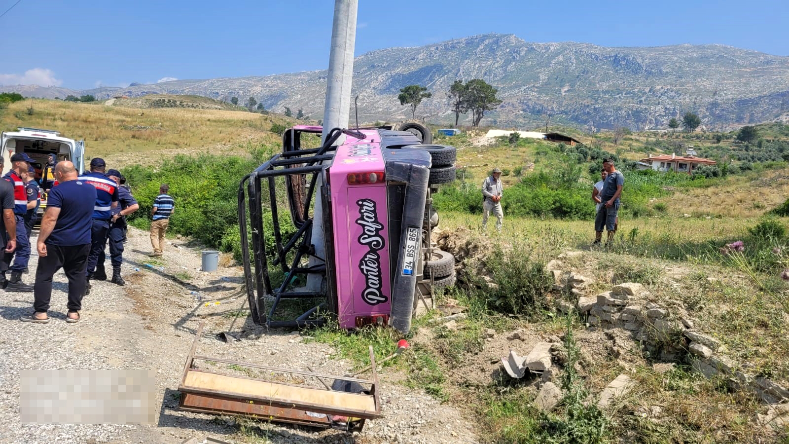Antalya'da safari araçları çarpıştı: 13'ü turist 16 yaralı; kaza öncesi su savaşı yapıyorlarmış