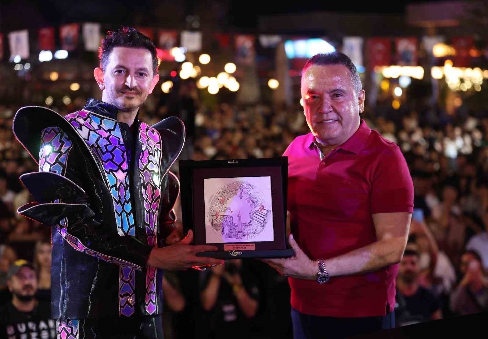 Antalyalı gençler, 19 Mayıs'ı Burak Yeter ile kutladı