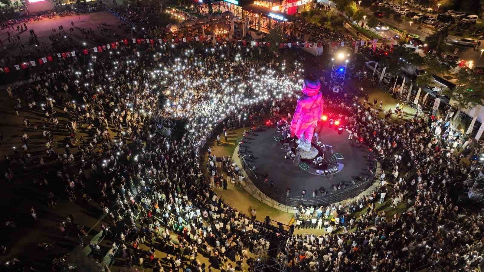 Antalyalı gençler, 19 Mayıs'ı Burak Yeter ile kutladı