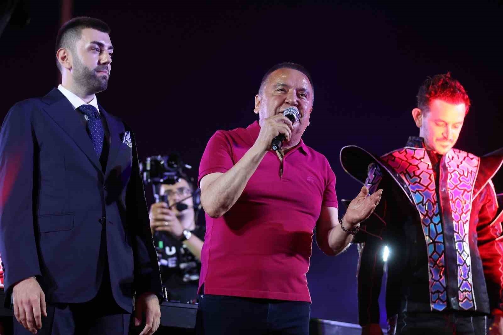 Antalyalı gençler, 19 Mayıs'ı Burak Yeter ile kutladı