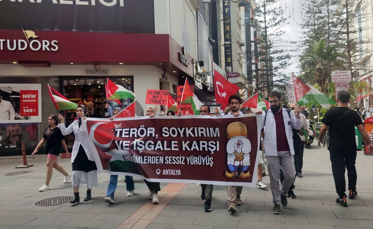Antalyalı hekimlerden Filistin için 'Sessiz Yürüyüş'