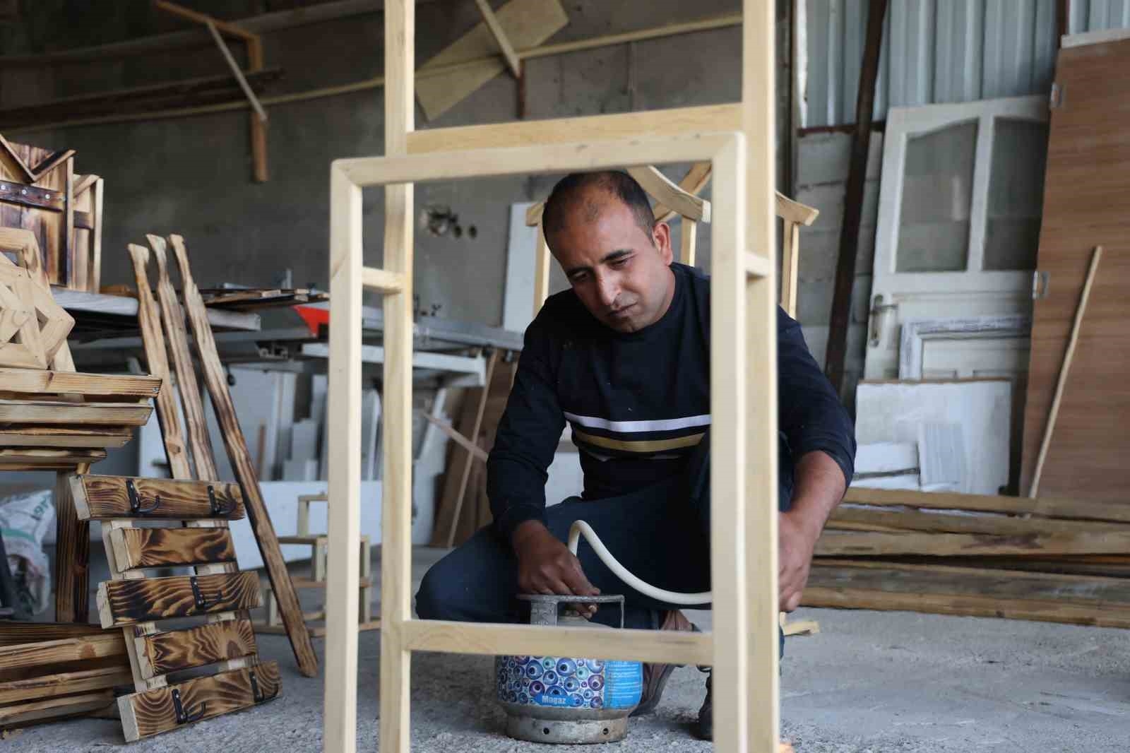 Atık ahşaplar, depremzede vatandaşın gelir kapısı oldu