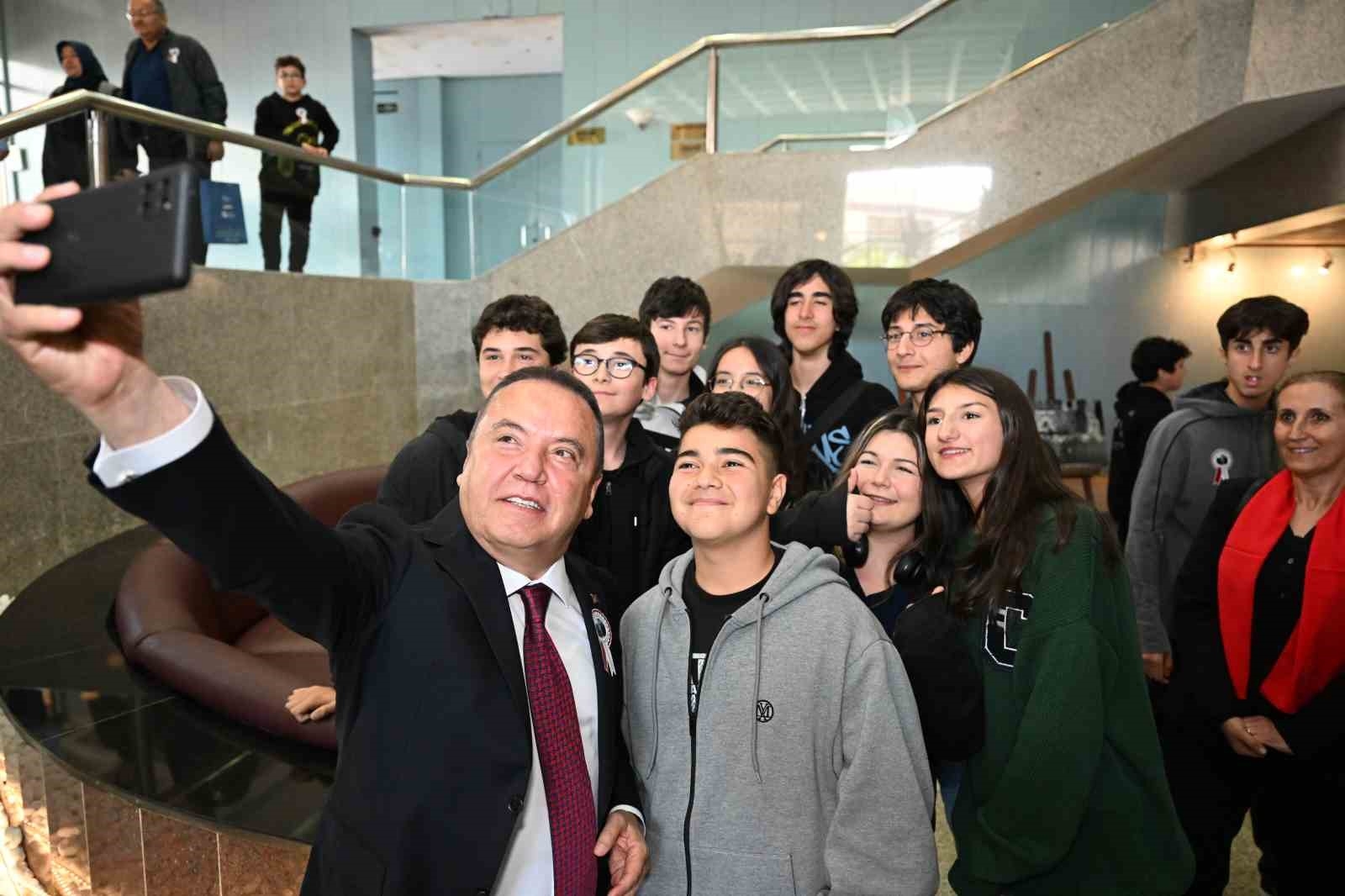 Başkan Böcek: "Gençlerimizin geleceğe umutla bakması için çalışıyoruz"