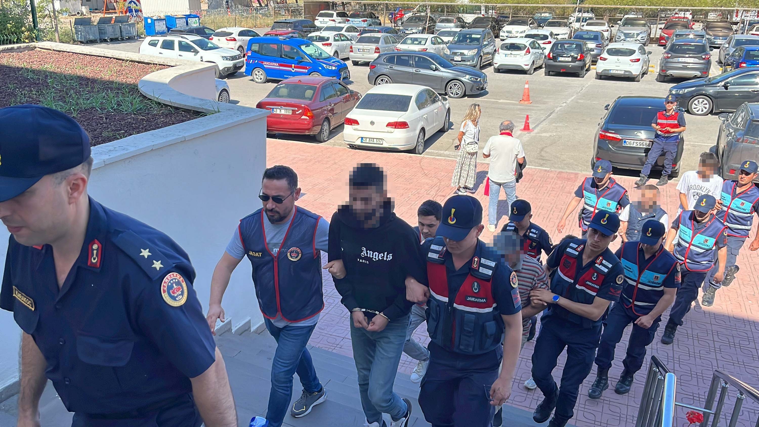 Bodrum'da kamyonette 20 kaçak göçmen ile 5 organizatör şüphelisi yakalandı