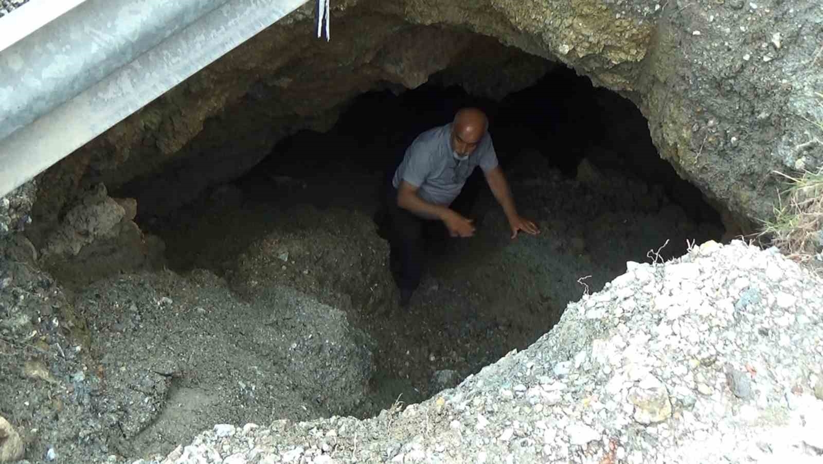 Çökmeyle birlikte ortaya çıkan devasa çukur merak uyandırdı