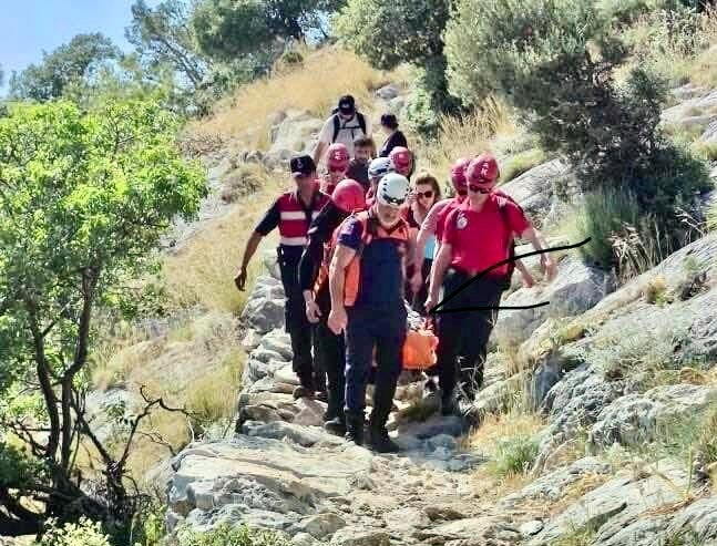 Doğa yürüyüşünde ayak bileğini kıran Avustralyalı turisti JAK kurtardı