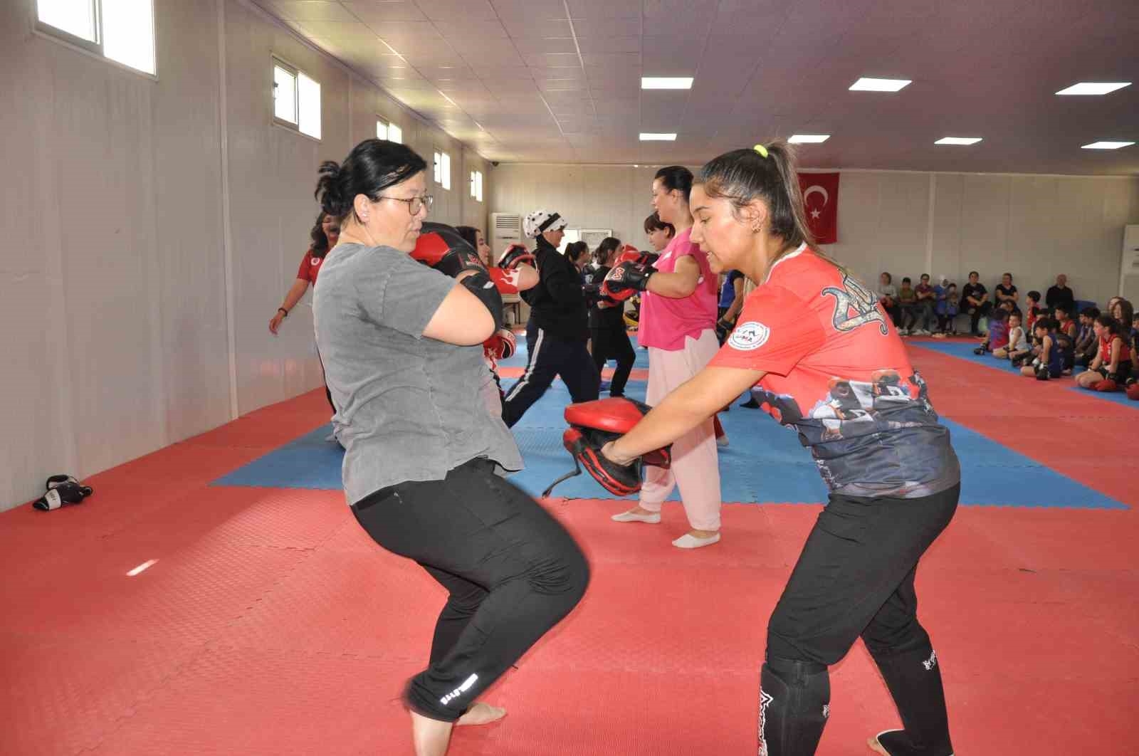 Dünya şampiyonu Muay Thai sporcular anneleriyle müsabakalara hazırlanıyor