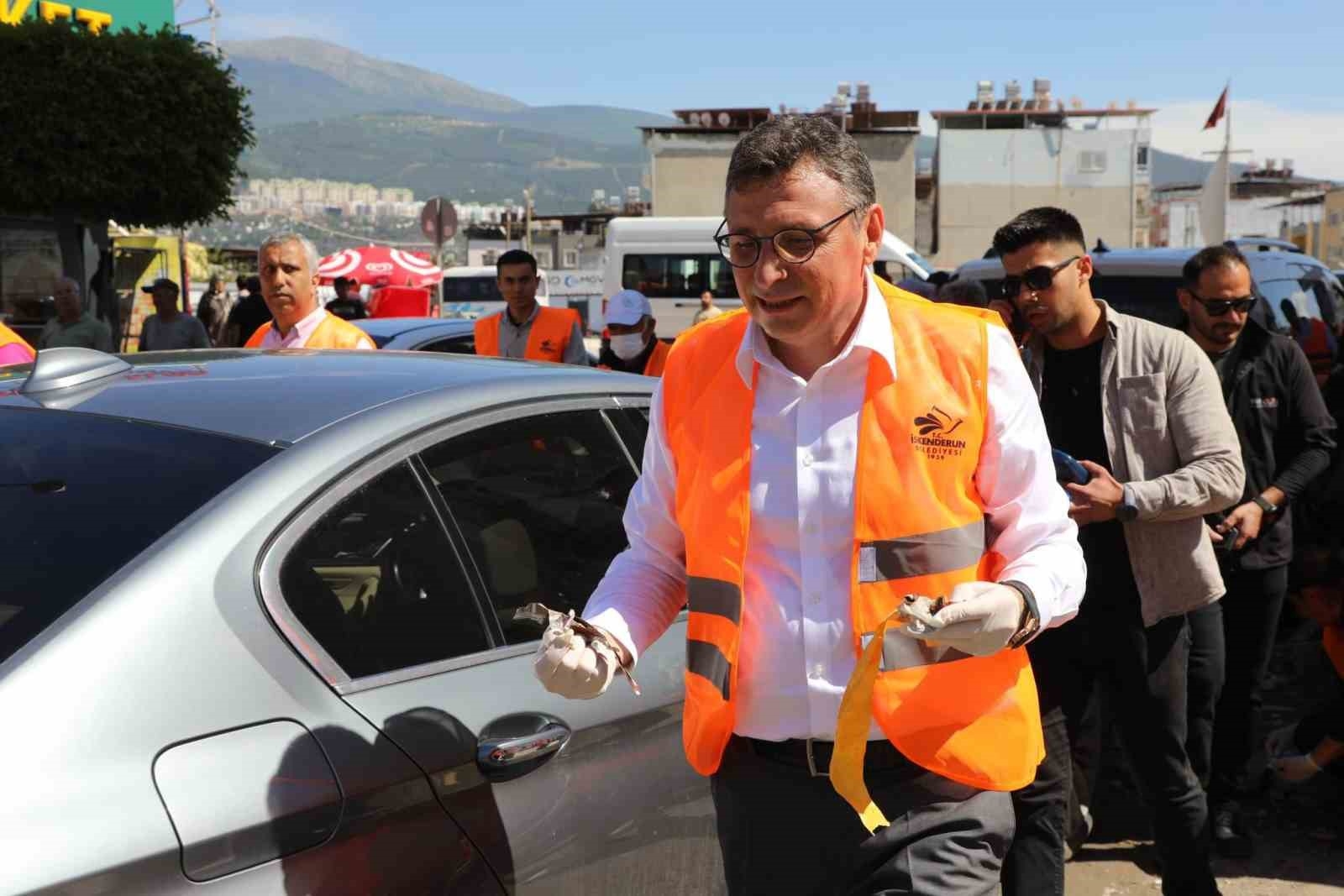 Eldiveni takan başkan ve kaymakam kenti temizlemek için sahaya indi
