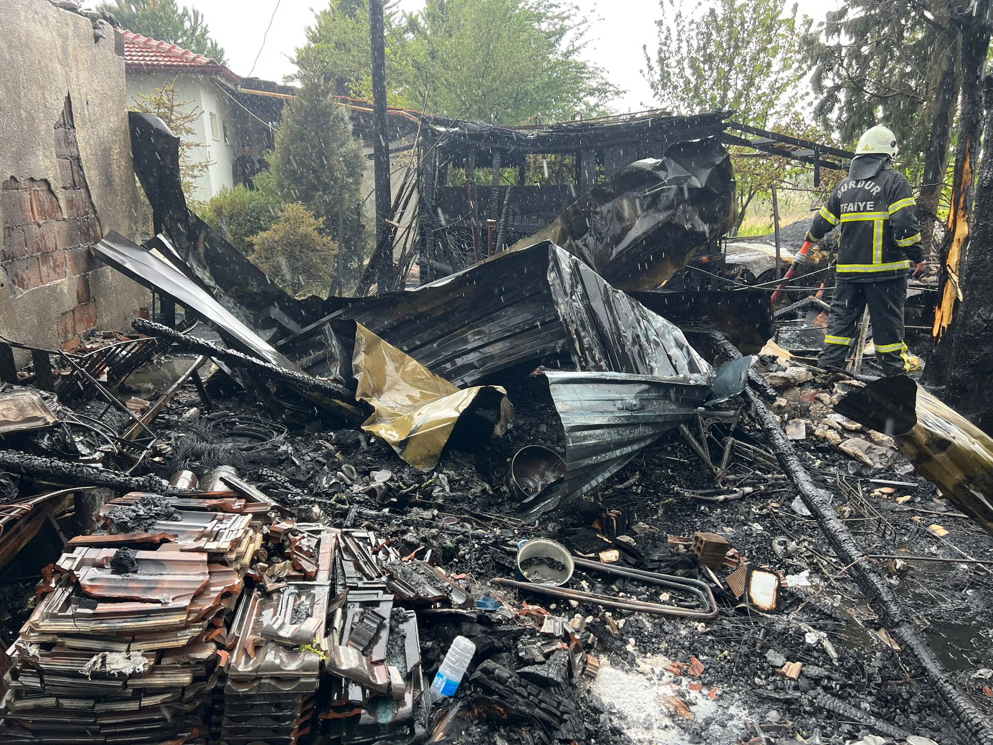 Ev ve otomobil yangında kül oldu