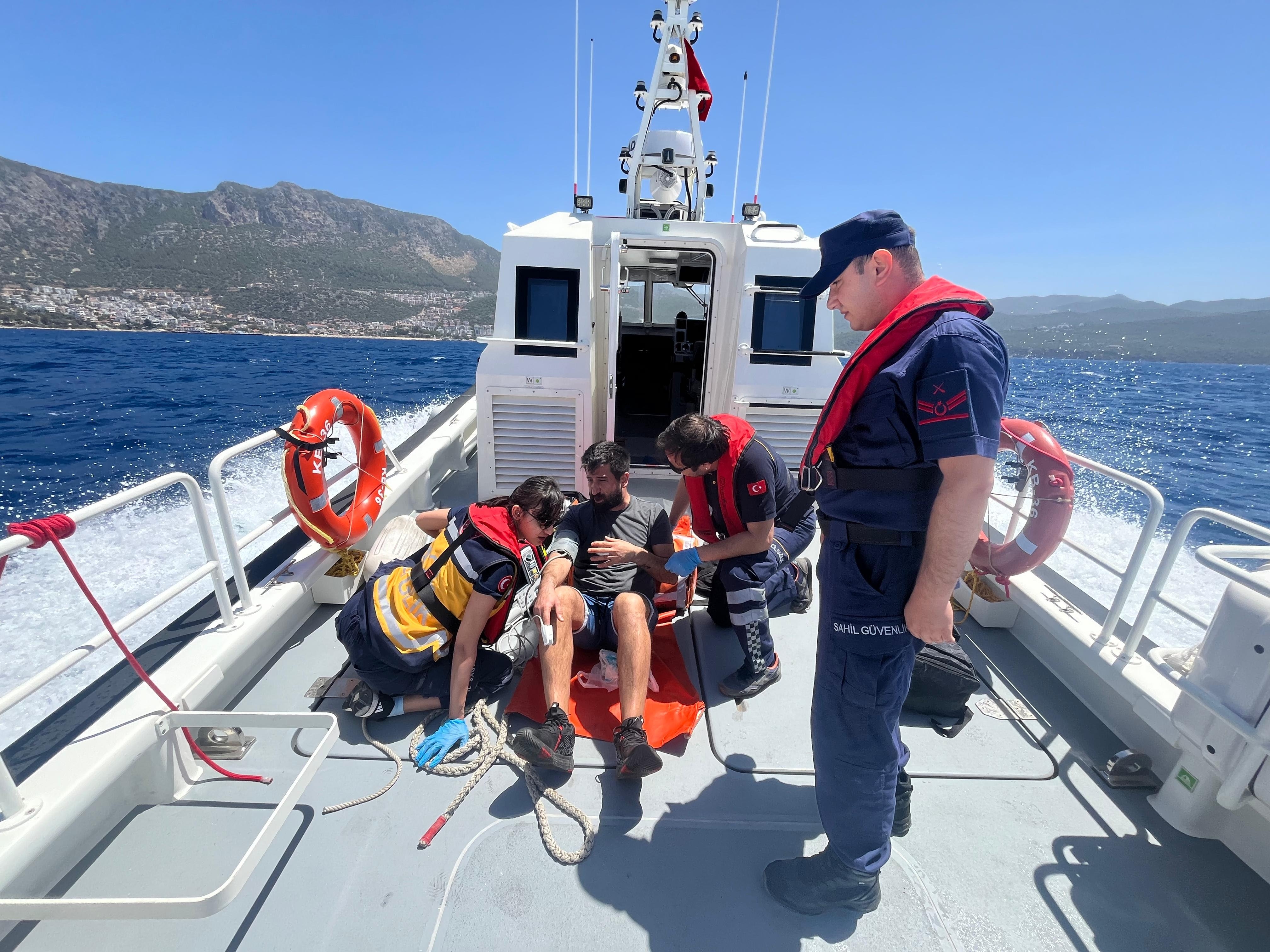 Gemide rahatsızlanan aşçı, Sahil Güvenlik tarafından hastaneye sevk edildi