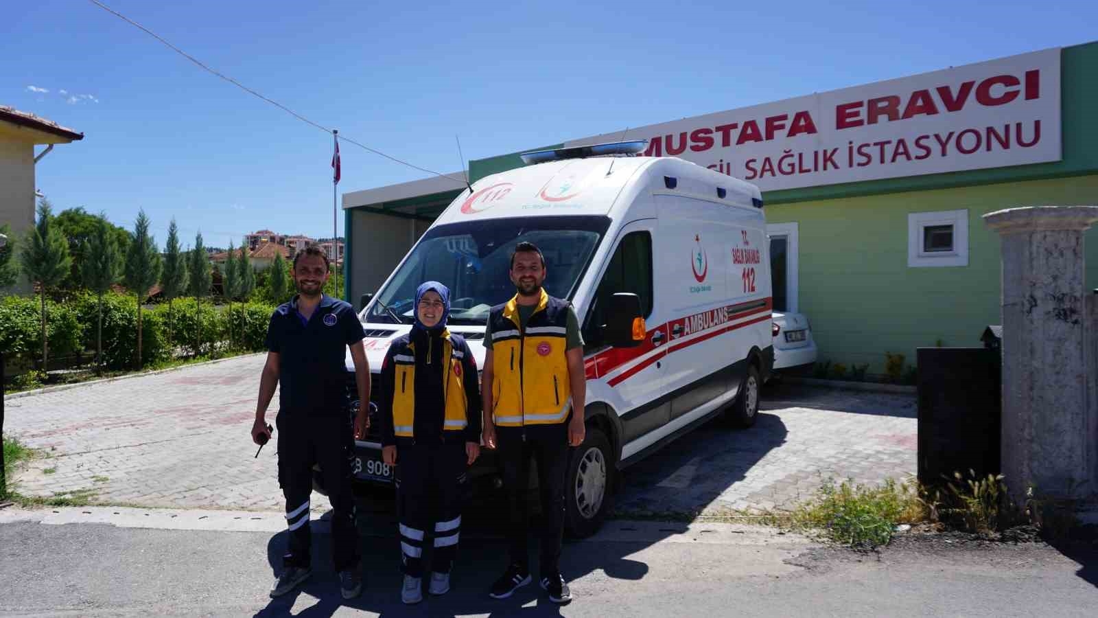 Hastaneyi beklemeyip ambulansta doğan Nehir bebek paramedik ekibiyle buluştu
