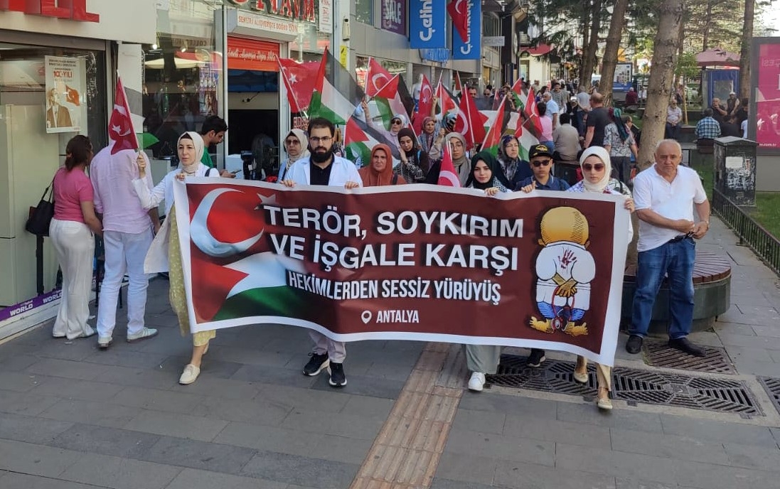 Hekimlerden Gazze için sessiz yürüyüş